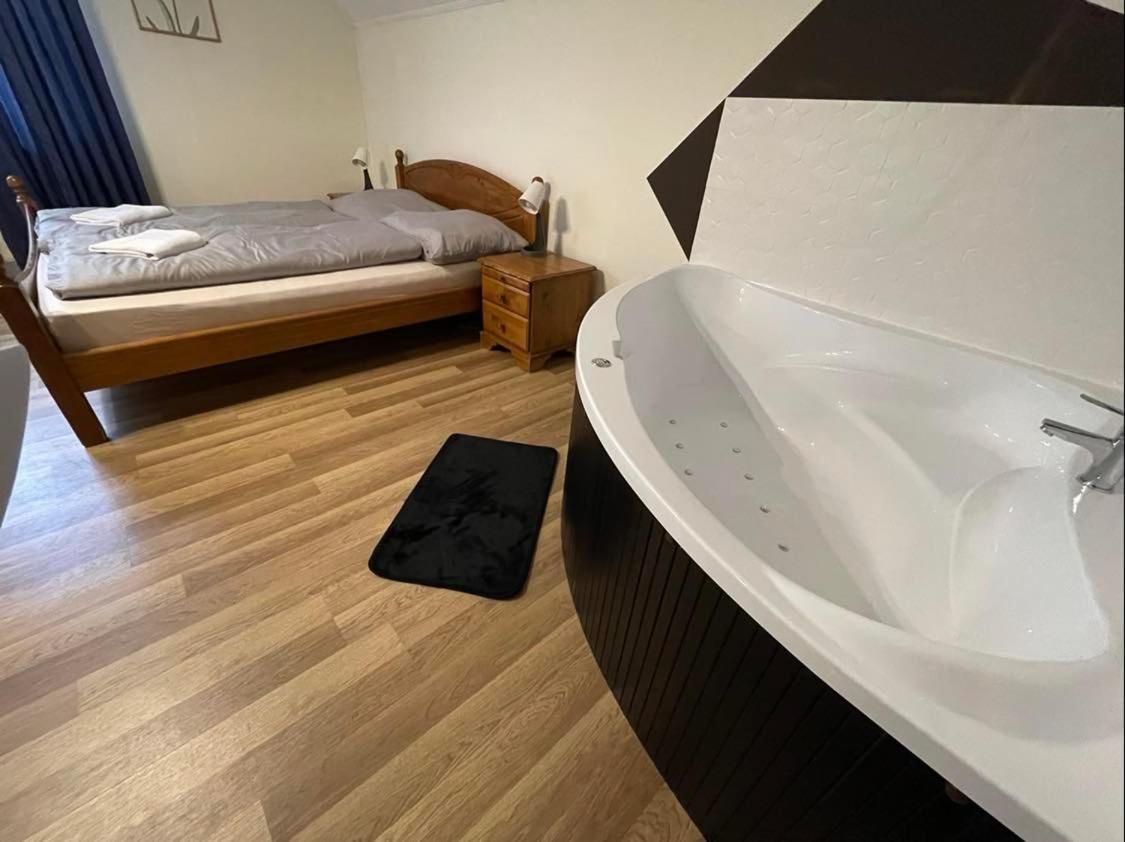 Bed & Breakfast Tolgyfa Panzio *